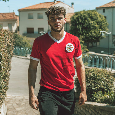 Model wearing the SL Benfica 1974 - 75 Retro Football Shirt outdoors.