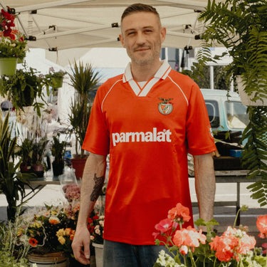Model wearing the SL Benfica 1994 - 95 Retro Football Shirt