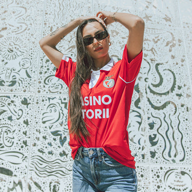 Model wearing the SL Benfica 1992 - 93 Retro Football Shirt, posing in front of a textured wall.