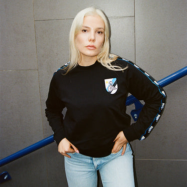 Model wearing the FC Internazionale Taper Sweater, featuring a black design with blue ribbon and Biscione logo.